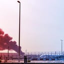 Az Egyesült Arab Emírségek megnyitja a légterét, ég a Közel-Kelet