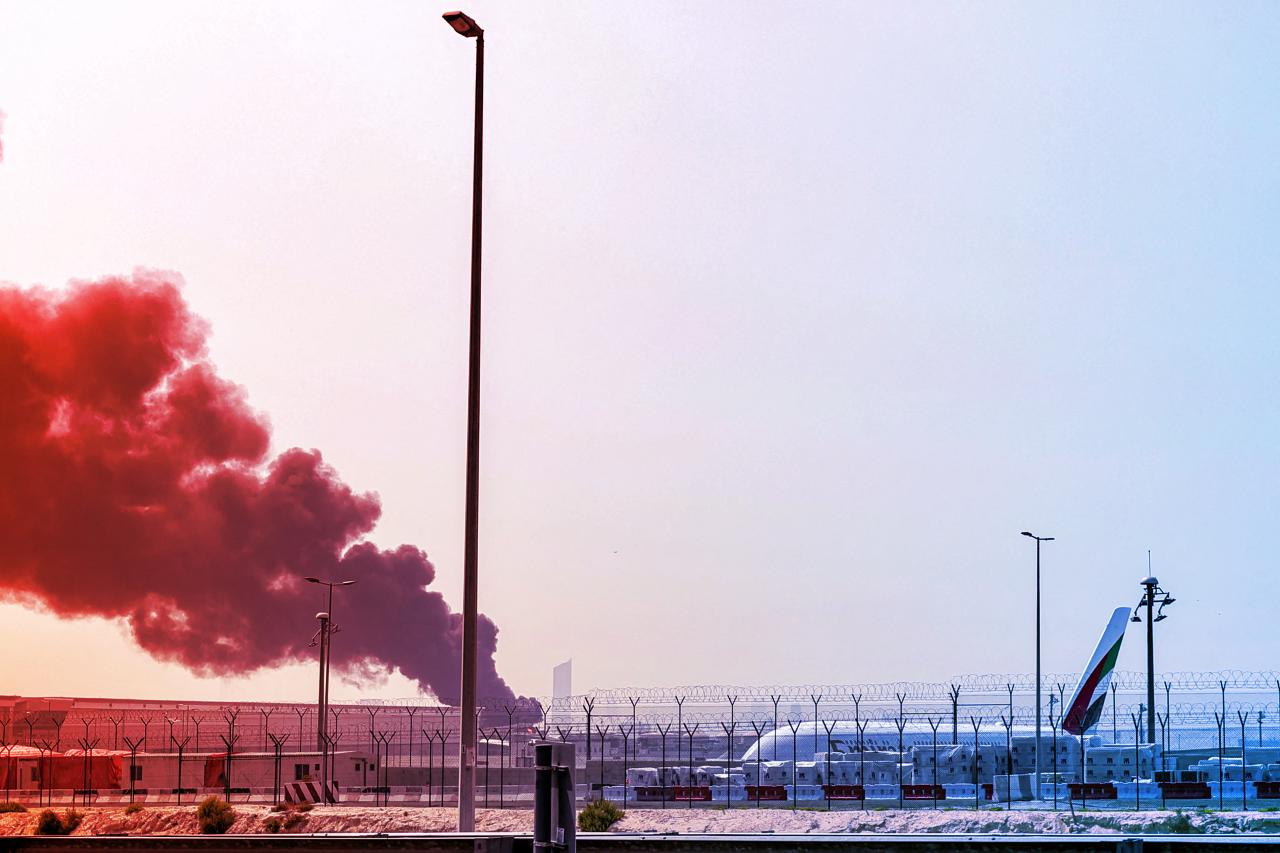 Az Egyesült Arab Emírségek megnyitja a légterét, ég a Közel-Kelet