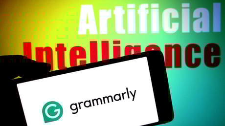 Az Expert Review kálváriája: bukik a Grammarly, érkezik az utód