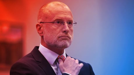 Az FCC elnöke kiosztotta az Amazont a SpaceX miatt