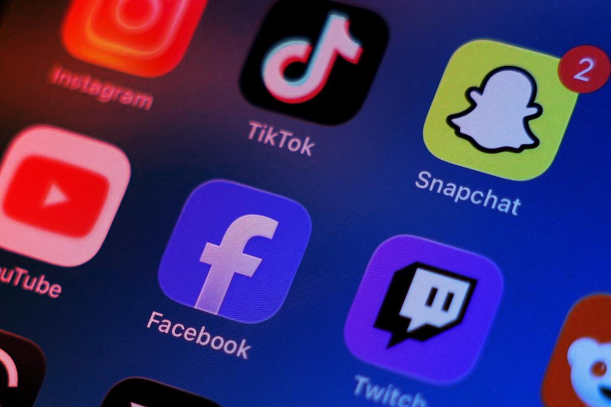 Az indonéz tiniknek lőttek: 16 év alatt tiltják a közösségi médiát