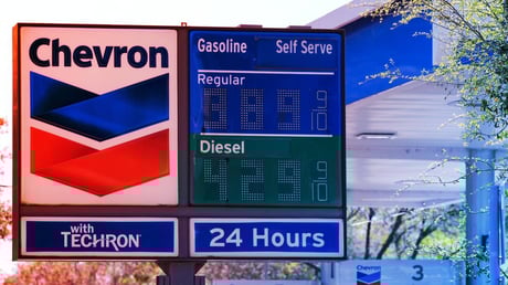 Az iráni háború miatt rekordon a benzinárak Amerikában