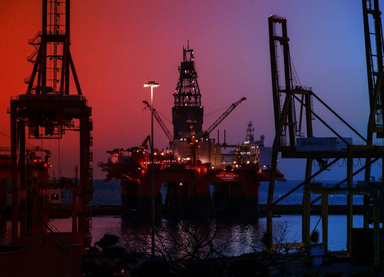 Az olaj ára szárnyal, bajban a bitcoinbányászok?