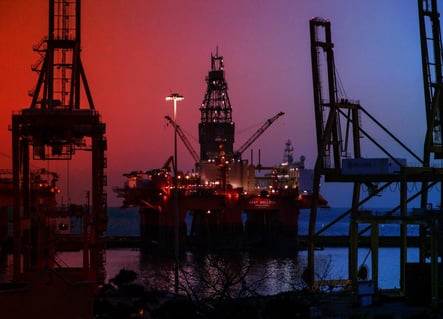 Az olaj ára szárnyal, bajban a bitcoinbányászok?