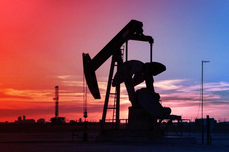 Az olajár száguld, a világ lélegzet-visszafojtva figyel