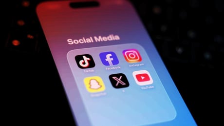 Az osztrák kormány betiltaná a közösségi médiát 14 év alatt?