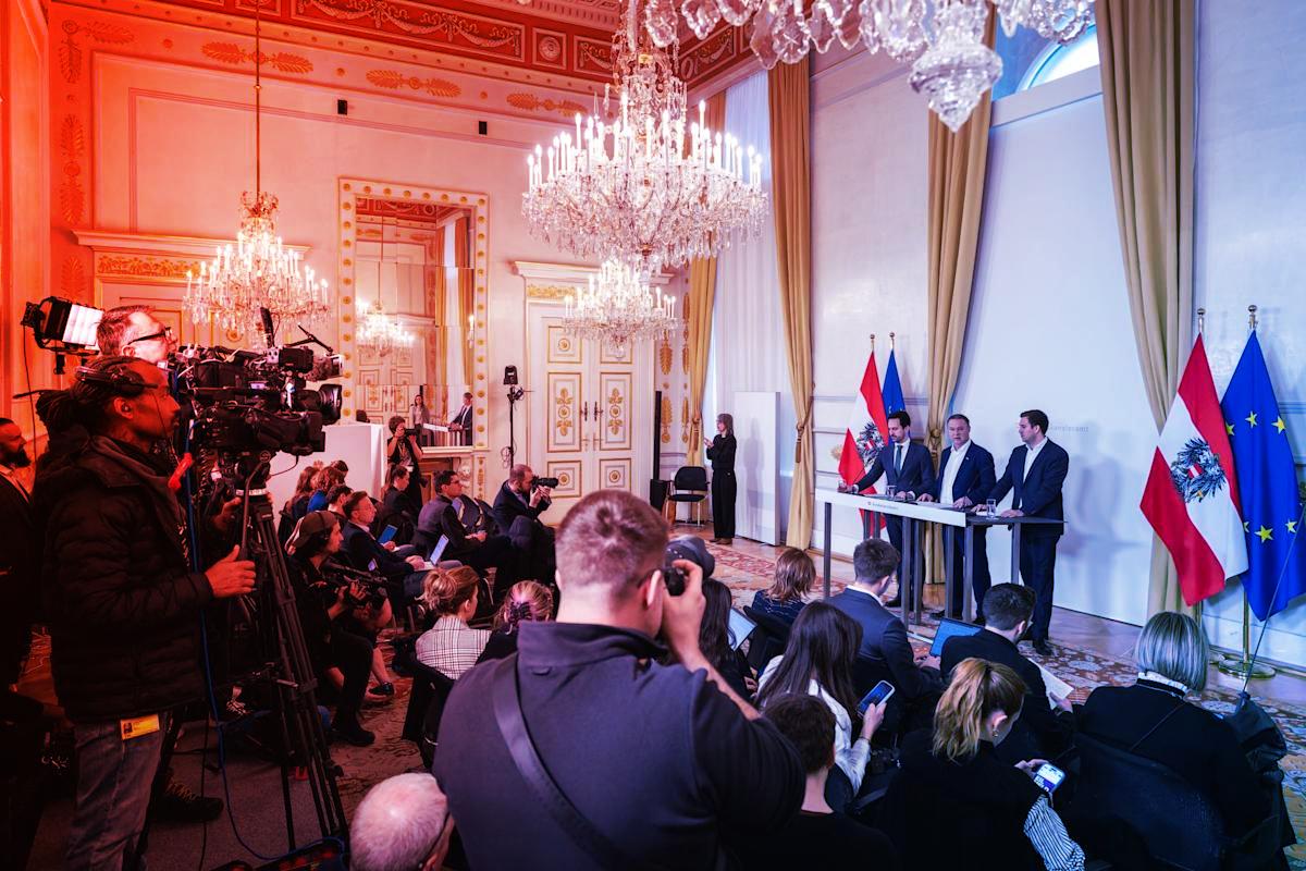 Az osztrákok szigorítanak: 14 év alatt tiltott a közösségi média