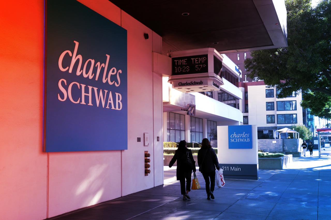 A befektetési óriás Schwab belép a bitcoin- és etherkereskedelembe