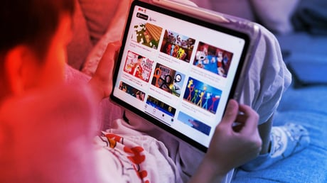 A gyerekek sincsenek biztonságban az MI által készített YouTube-videóktól