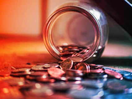 A kincstárak ürülnek: cégek és kormányok öntik piacra a bitcoint