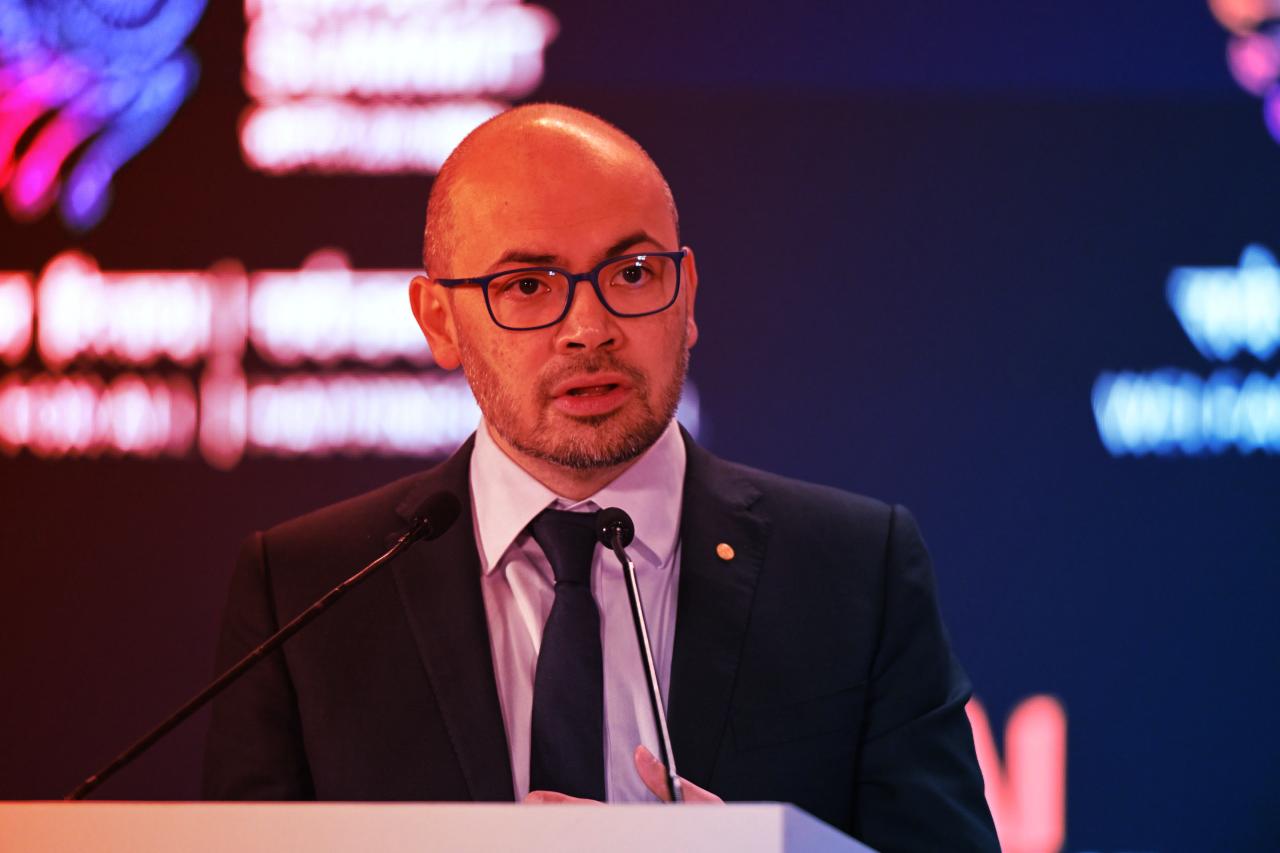 A mesterséges intelligencia nemcsak a Szilícium-völgyé: Demis Hassabis londoni diadala