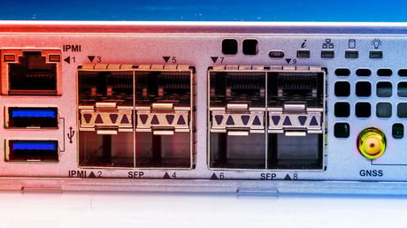 A Supermicro új szörnye: 40 mag, brutális háló, letisztult ház