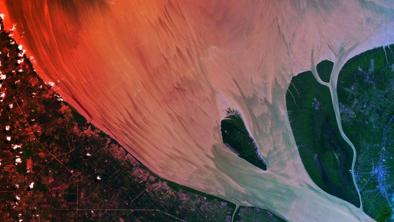 A telihold szürreális műalkotássá festette az indonéz folyót