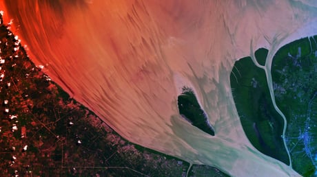 A telihold szürreális műalkotássá festette az indonéz folyót