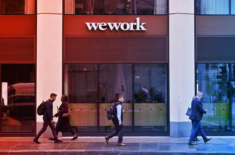 A WeWork visszatér? Telefonfülkékkel támad a bukás után