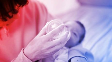 Az anyaság ára: a Zoom és a Deloitte visszavesz a juttatásokból