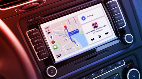 Az Apple CarPlay lekörözi az Android Autót: jön a Google Meet
