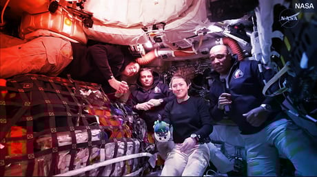 Az Artemis II: lélegzetelállító Föld-panoráma, plüsshold és 4,2 milliárdos vécédráma