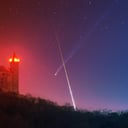 Az év legdrámaibb űrpillanata: üstökös és meteor csap össze egy vár felett