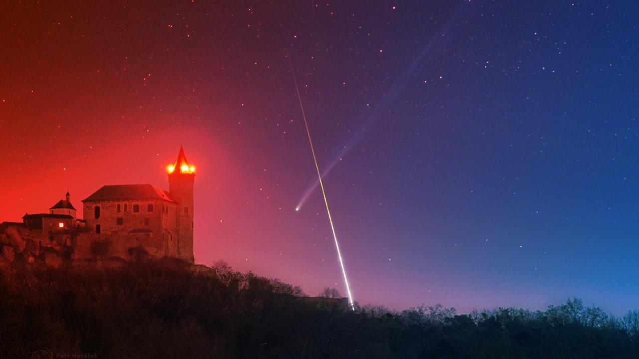 Az év legdrámaibb űrpillanata: üstökös és meteor csap össze egy vár felett