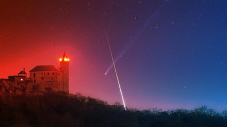 Az év legdrámaibb űrpillanata: üstökös és meteor csap össze egy vár felett