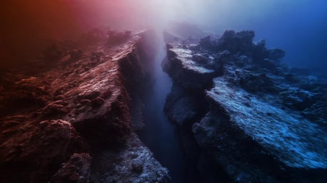 Az óceán mélyén lassan kettéhasad a Föld