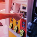 Az olajár háborús csúcson: ennyivel fizetünk többet a benzinért