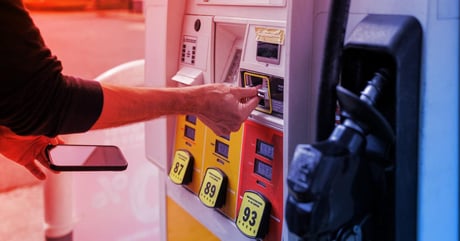 Az olajár háborús csúcson: ennyivel fizetünk többet a benzinért