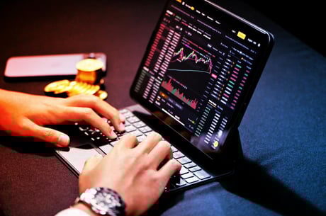 Az olajár-sokk ismét földhöz vágta a Bitcoint és a kriptopiacot