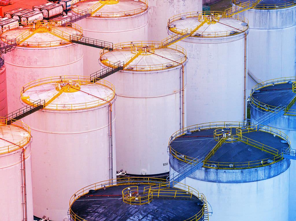 Az olajárak tombolnak: pánik söpör végig a piacokon