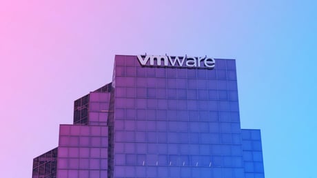 Az új áldozatok: ügyfelek tömege menekül a VMware-től