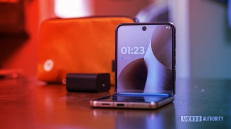 Az új Moto Razr-sorozat megérkezett: indul a hajtogatható mobilok szezonja