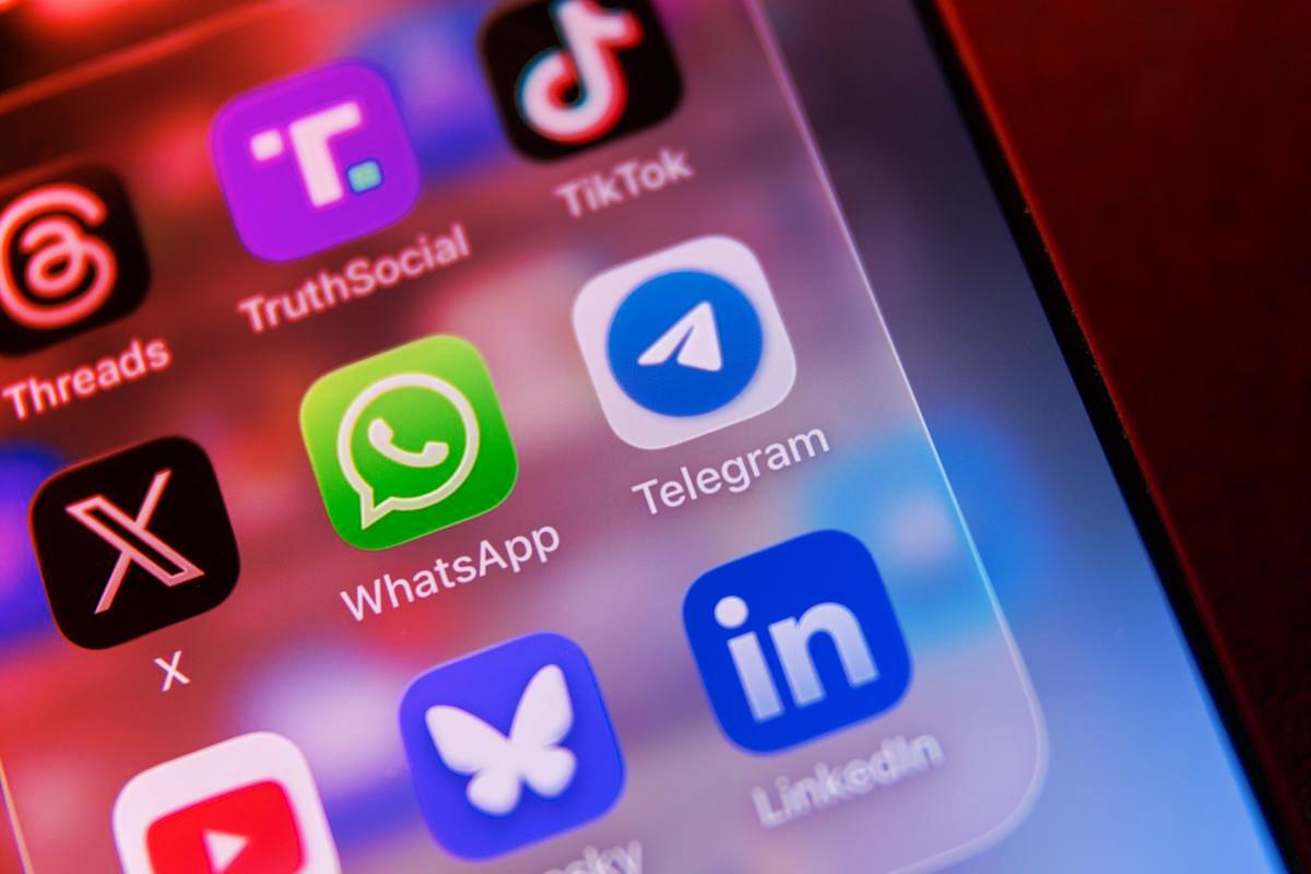 Az új WhatsApp CarPlay‑felület végre itt van – és tényleg hasznos