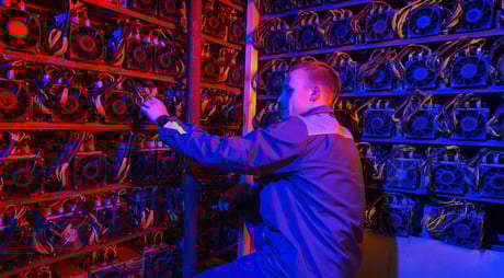 Az újabb csapás: a bitcoinbányászok naponta 7 millió forintot buknak érménként