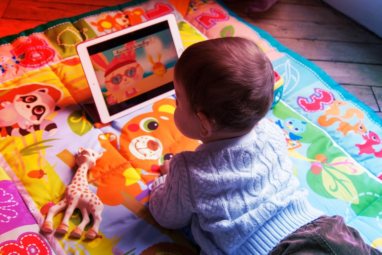 Az újszülöttek kétharmada naponta képernyőt bámul – akár 8 órát is