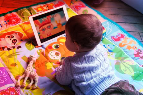Az újszülöttek kétharmada naponta képernyőt bámul – akár 8 órát is
