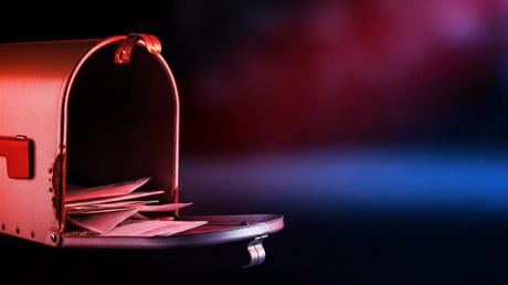 Az üres ingatlanok aranykora: így zsákmányolják ki a postát a csalók