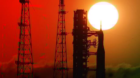 Az űrsugárzás árnyékában: Miért most startol az Artemis II?