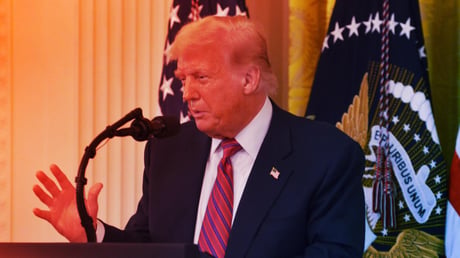 A bitcoin- és CRO-bukta 406 milliós lyukat üt a Trump Medián