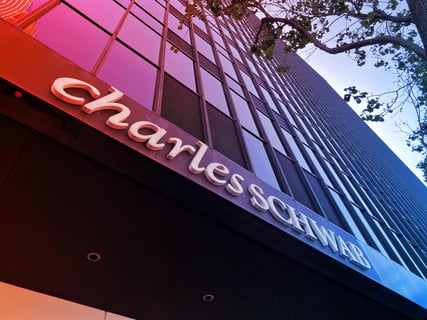 A Charles Schwab az USA-ban spot kriptokereskedést indít a kisbefektetőknek