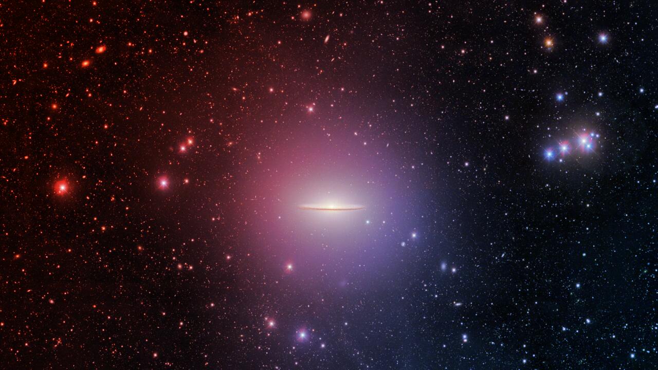 A Sombrero-galaxist óriási, titokzatos fényudvar öleli körül