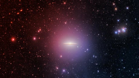 A Sombrero-galaxist óriási, titokzatos fényudvar öleli körül