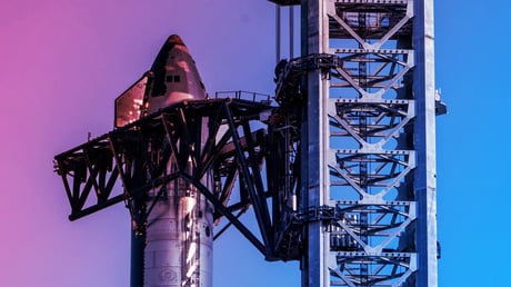 A történelem legnagyobb rakétáját elszabadítja Elon Musk, űrbeli hazárdjáték