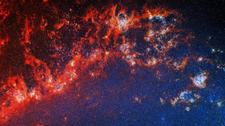 A Webb és a Hubble az Örvény-galaxis vakító mélyére merülnek