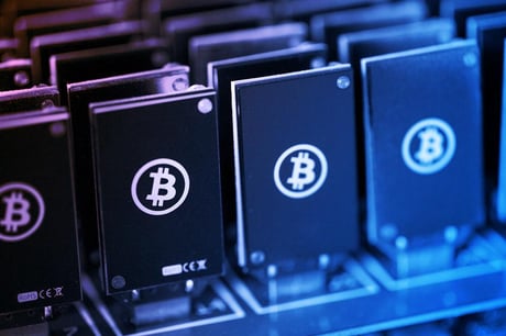 Az American Bitcoin 23%-kal vágta a költségeit, AI-ra áll át