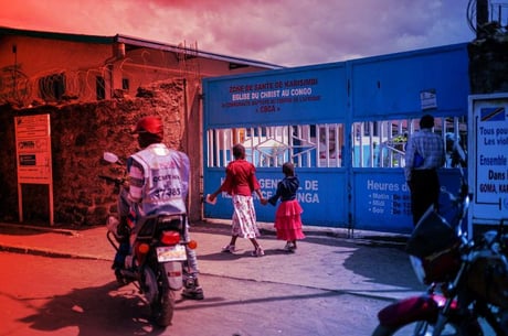 Az Ebola visszatért: világméretű versenyfutás, az USA hazatelepít néhány állampolgárt