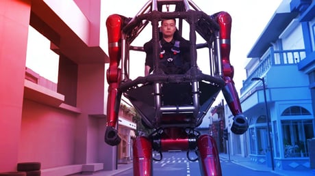 Az igazi kínai Átalakuló: négy lábon száguldó, két lábon lépő óriásrobot
