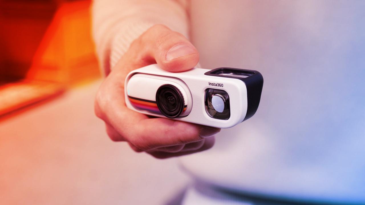 Az Insta360 ujjbegynyi 4K kamerája polaroidos külsővel, derékszintű keresővel