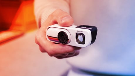 Az Insta360 ujjbegynyi 4K kamerája polaroidos külsővel, derékszintű keresővel