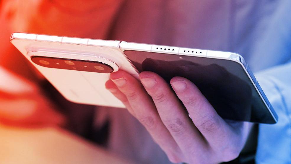 Az iPhone Ultra lehet a meglepetéssiker: milliók vennének hajlítható iPhone-t
